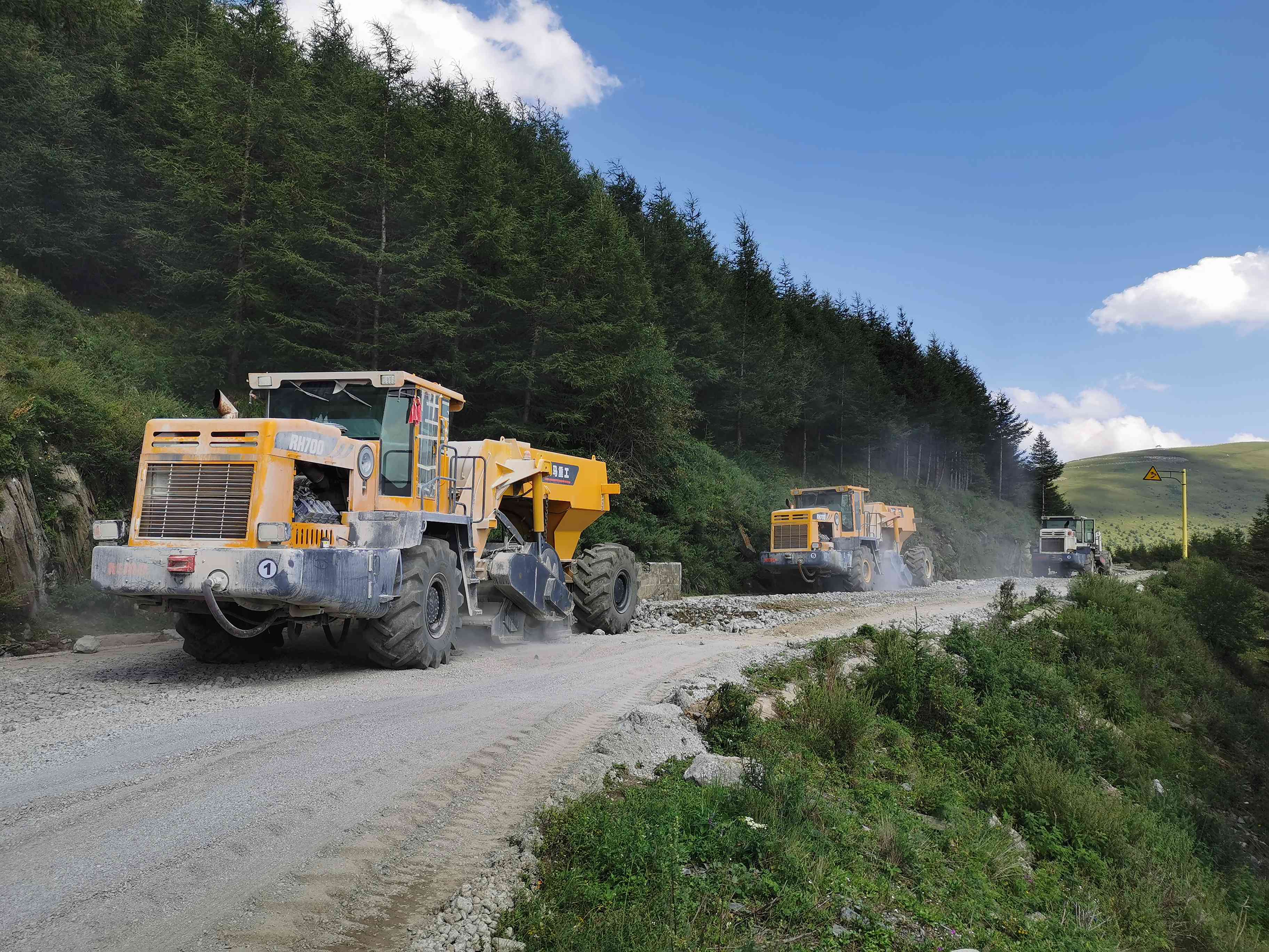 RH700，水泥路面再生機(jī)五臺山水泥路破碎施工